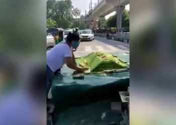 The courage of Delhi took the initiative in removing the illegal construction on the road.