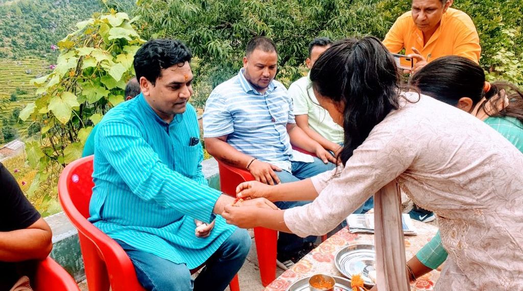 दिल्ली से उत्तराखंड पहुँचकर कपिल मिश्रा ने दिलबर नेगी के परिवारों के साथ मनाया रक्षाबंधन: